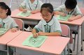 18. 學生正在學習如何寫手冊